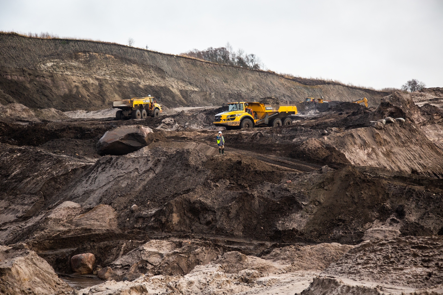 Добыча 2023. Горно химическая промышленность. Монголия эрдэнэт горная промышленность. Нефтяная промышленность. Добыча руды.